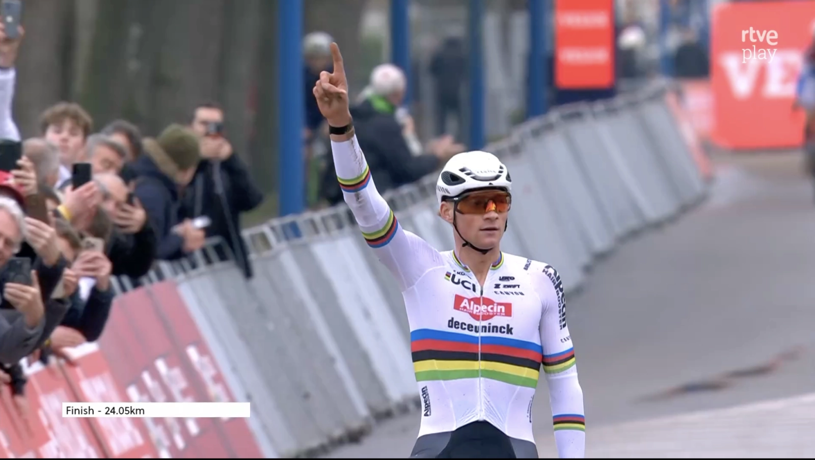 Van der Poel wins and gives a cyclocross lesson in the dunes of Koksijde