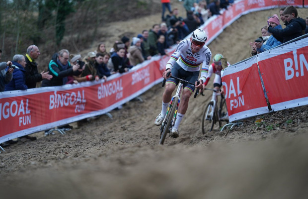 Van der Poel wins and gives a cyclocross lesson in the dunes of Koksijde
