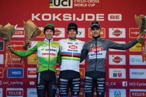 Van der Poel gana y da una lección de ciclocross en las dunas de Koksijde