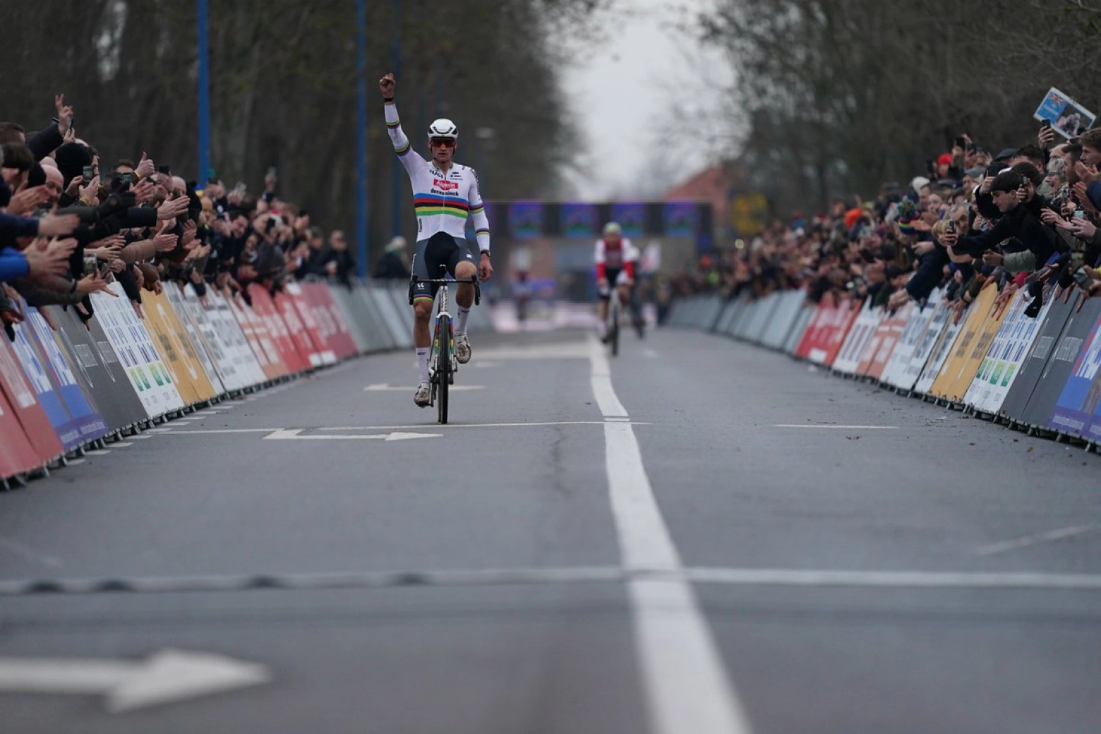Van der Poel gana y da una lección de ciclocross en las dunas de Koksijde