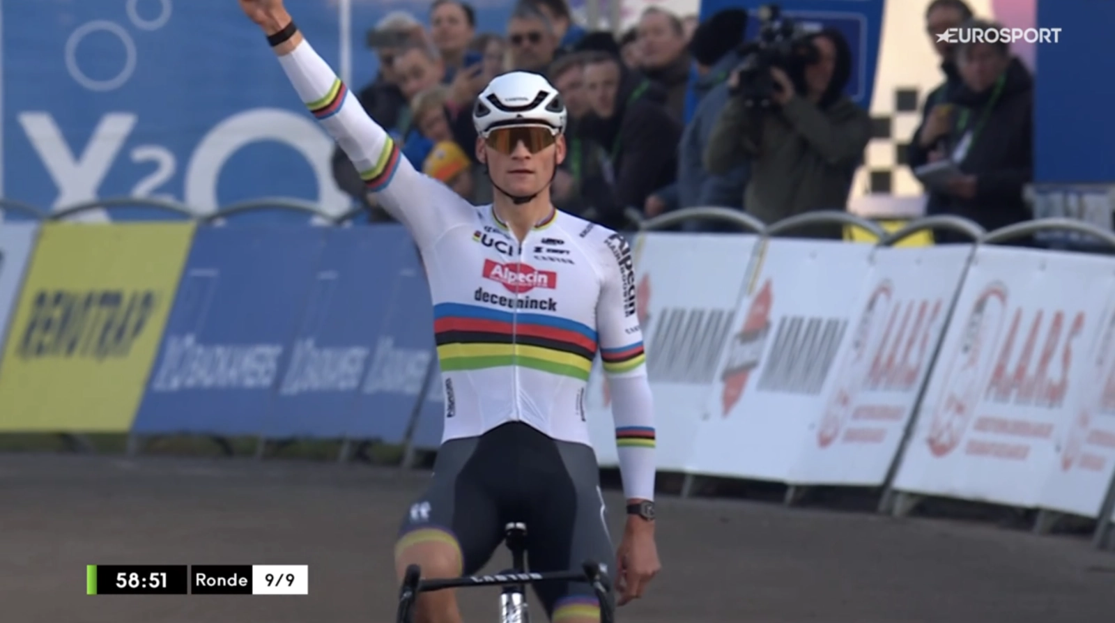 Van Aert sale a la caza, pero Van der Poel sigue inalcanzable y vuelve a ganar en la Plage Cross de Hofstade