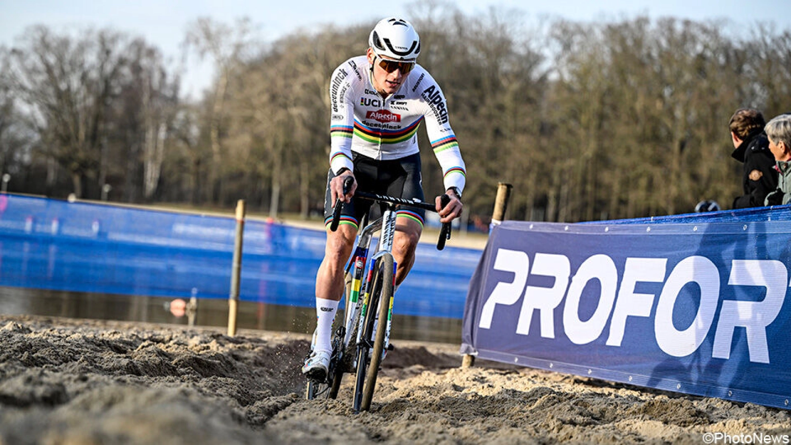 Van Aert sale a la caza, pero Van der Poel sigue inalcanzable y vuelve a ganar en la Plage Cross de Hofstade