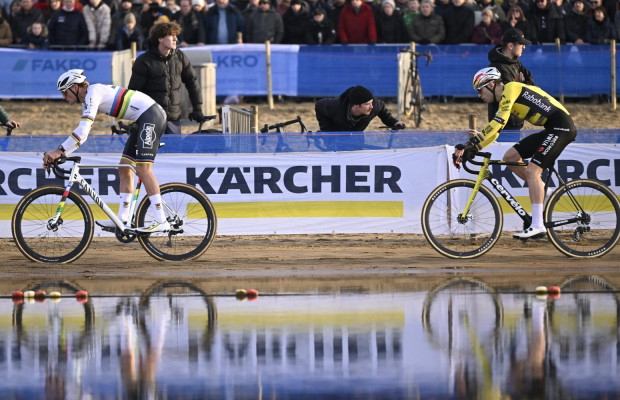 Van Aert goes on the hunt, but Van der Poel remains unreachable and wins again at the Plage Cross in Hofstade