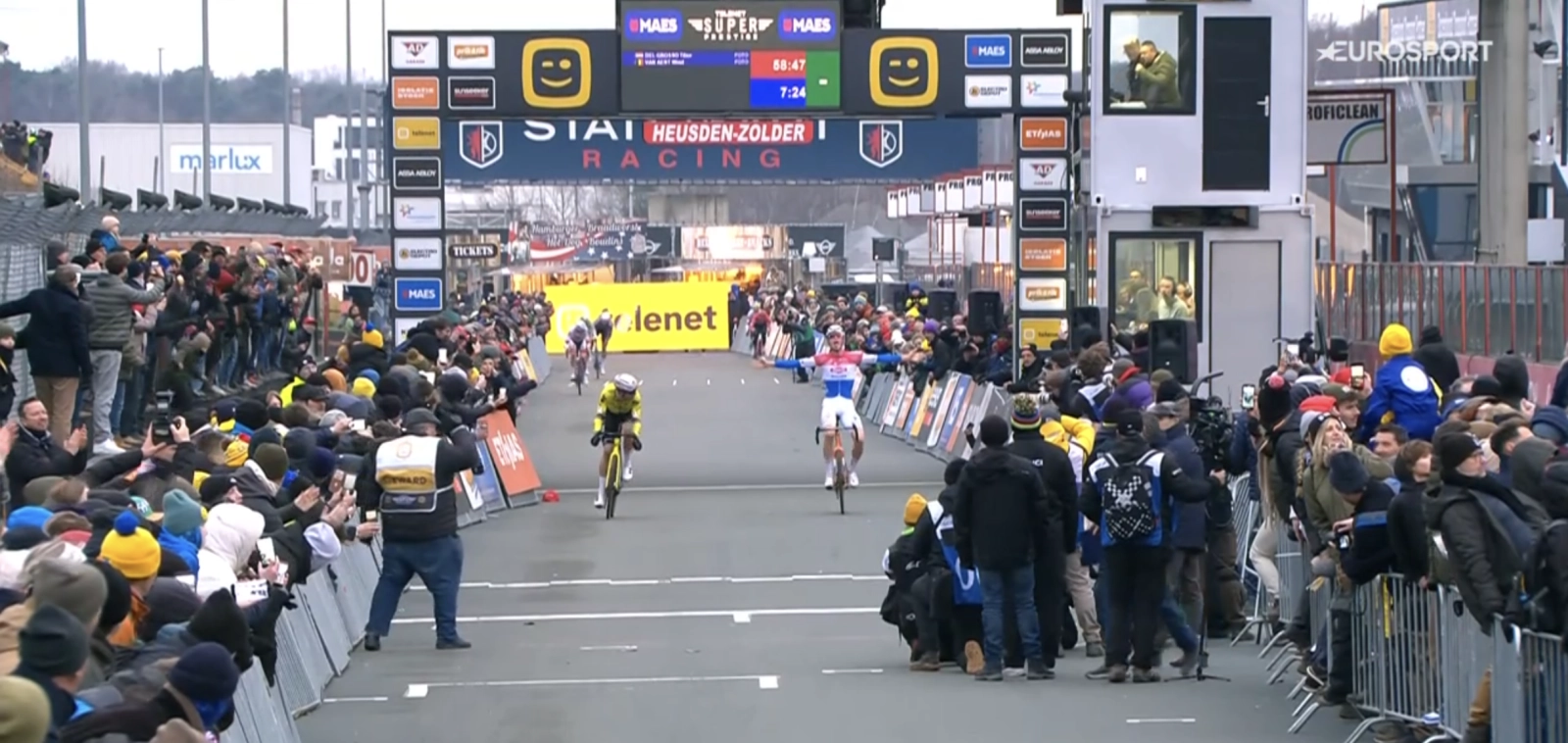 Van Aert perde o sprint para Del Grosso no Superprestígio Heusden-Zolder