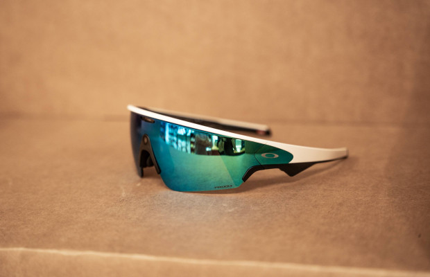 Nous avons trouvé le prix le plus bas pour les nouvelles Oakley Meta Vanguard et elles pourraient être les meilleures lunettes du marché