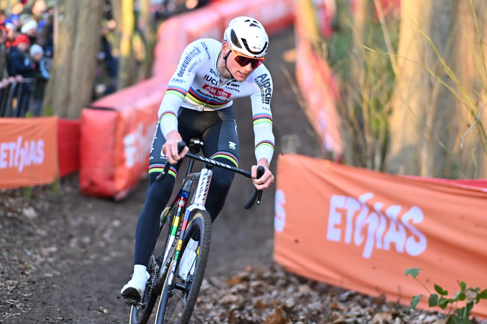 Mathieu van der Poel domina a placer la Copa del Mundo CX de Gavere