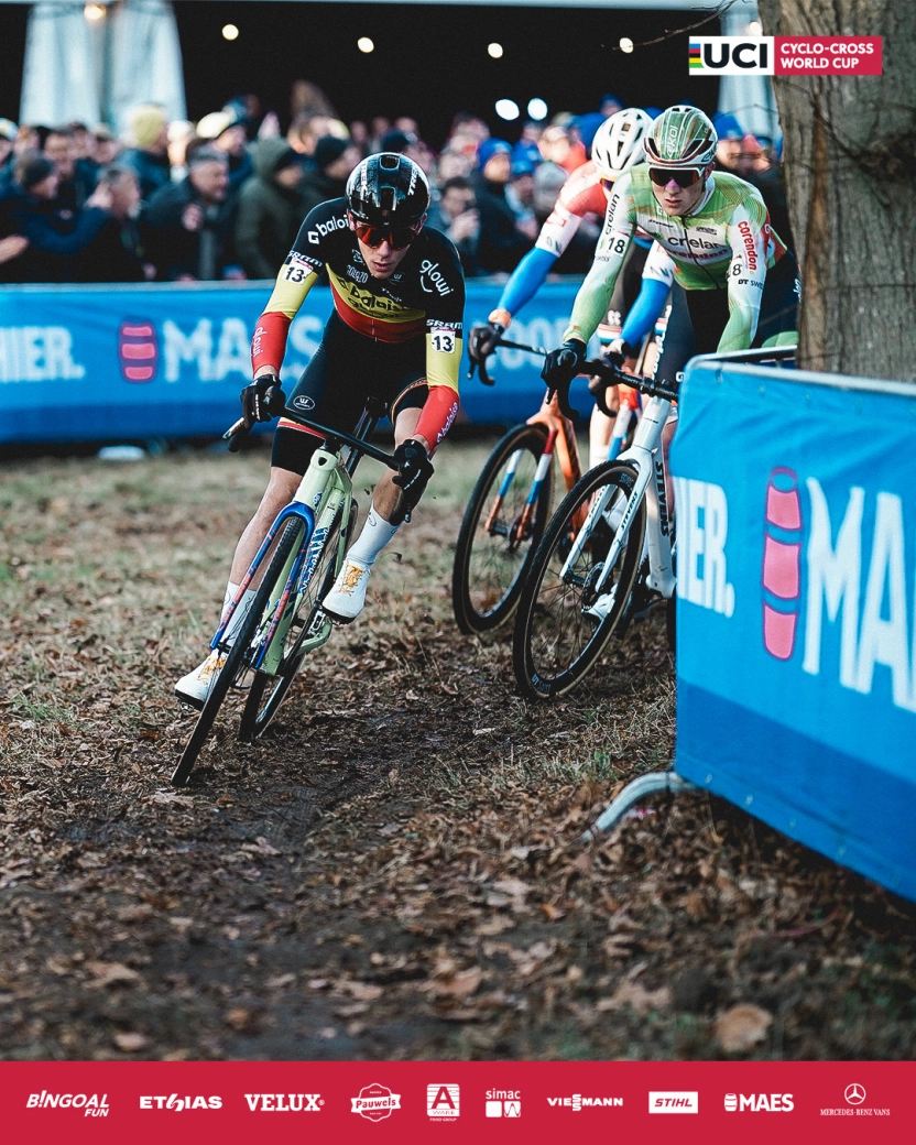 Mathieu van der Poel domina a placer la Copa del Mundo CX de Gavere