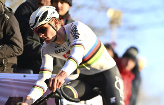 Mathieu van der Poel domina a corrida da Copa do Mundo de Ciclocross em Gavere