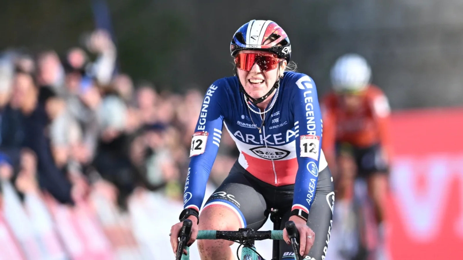 Lucinda Brand continua canibalizando a Copa do Mundo de Ciclocross em Dendermonde