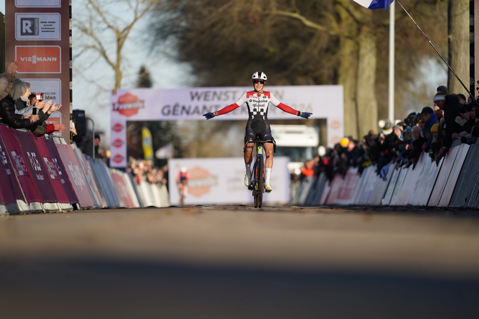 Lucinda Brand continua canibalizando a Copa do Mundo de Ciclocross em Dendermonde