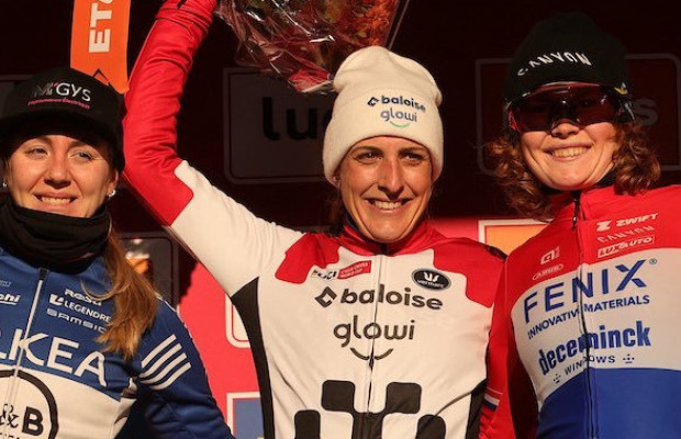 Lucinda Brand continua canibalizando a Copa do Mundo de Ciclocross em Dendermonde