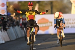 Thibau Nys wins an incredibly exciting World Cup cyclocross race in Dendermonde