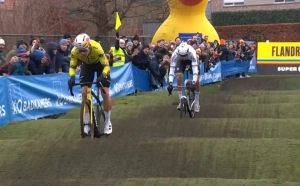 A flat tire leaves Wout van Aert unable to challenge Van der Poel in Loenhout