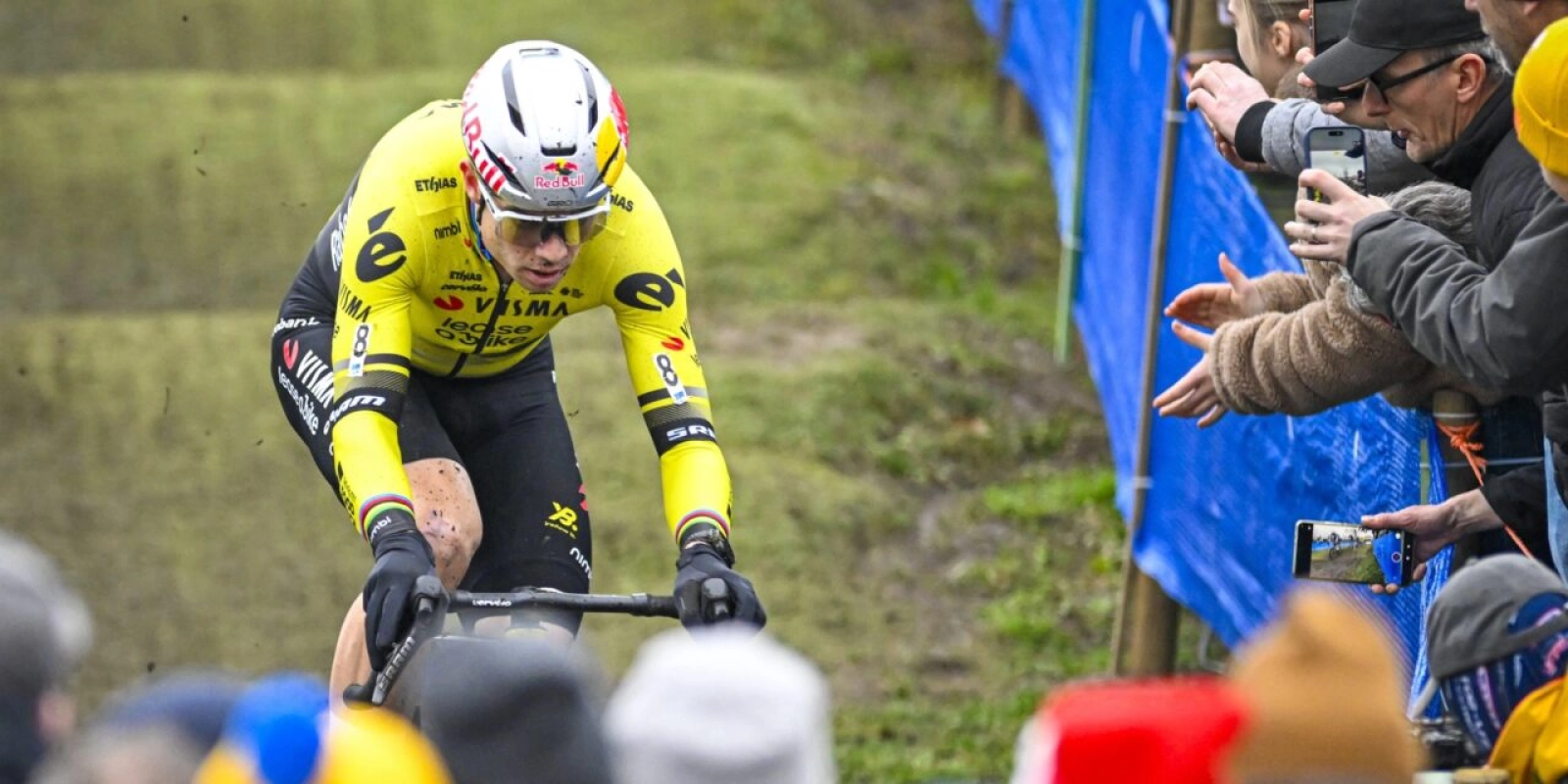 Un pinchazo deja a Wout van Aert sin poder plantar cara a Van der Poel en Loenhout