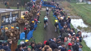 A flat tire leaves Wout van Aert unable to challenge Van der Poel in Loenhout