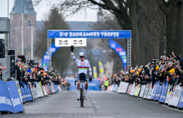 Um furo deixa Wout van Aert sem poder enfrentar Van der Poel em Loenhout
