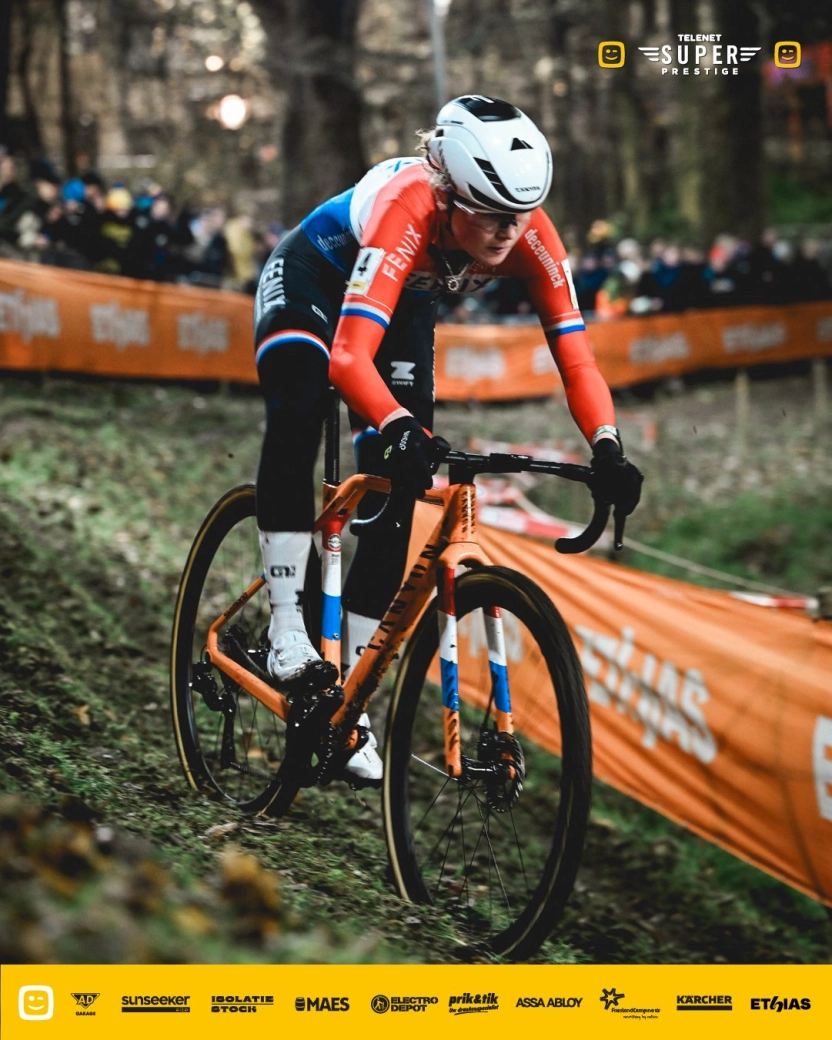 Puck Pieterse aprovecha la ausencia de Lucinda Brand y gana el Superpresigio de Diegem