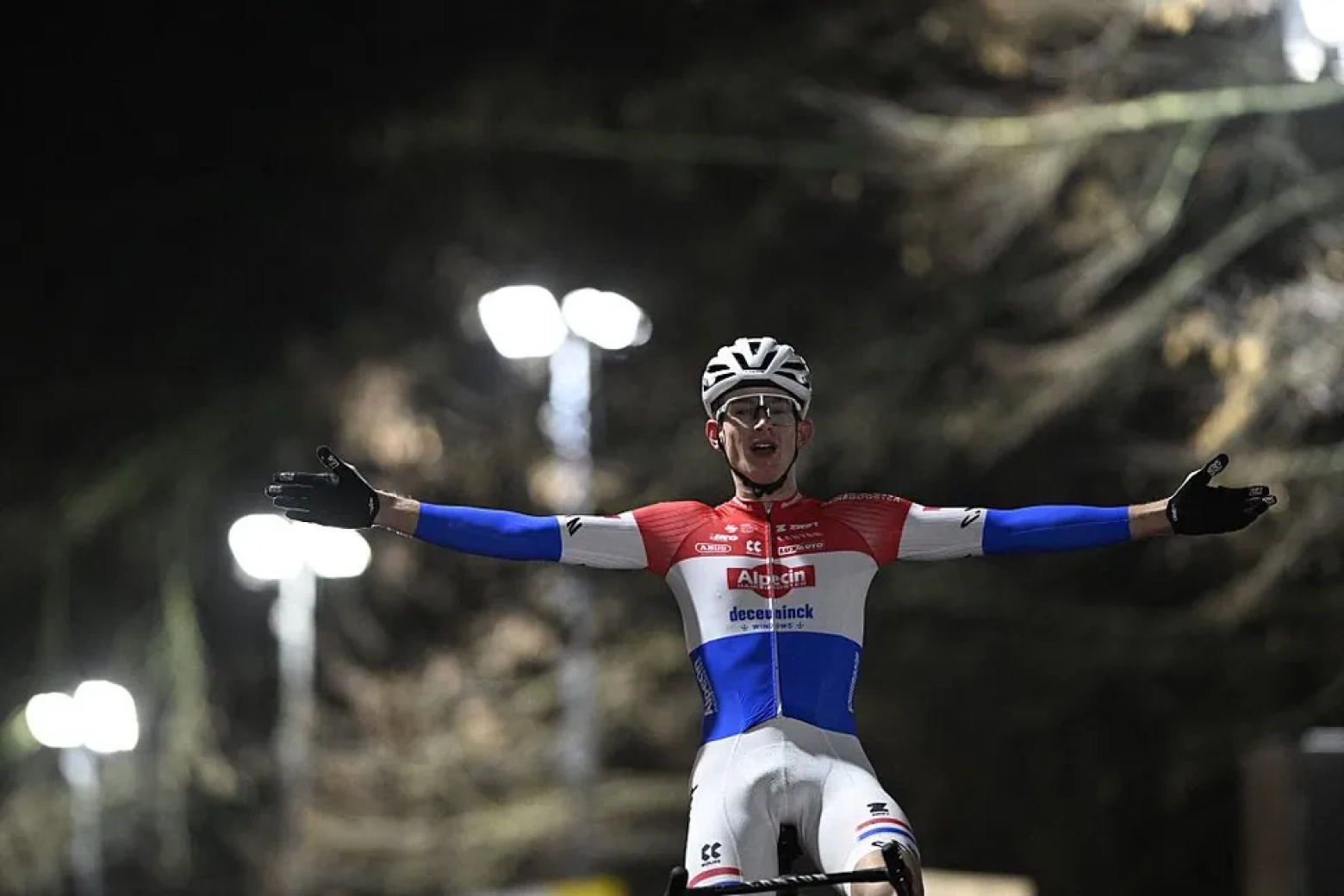 Amazing battle in the Superprestige of Diegem that ends up being won by Tibor del Grosso