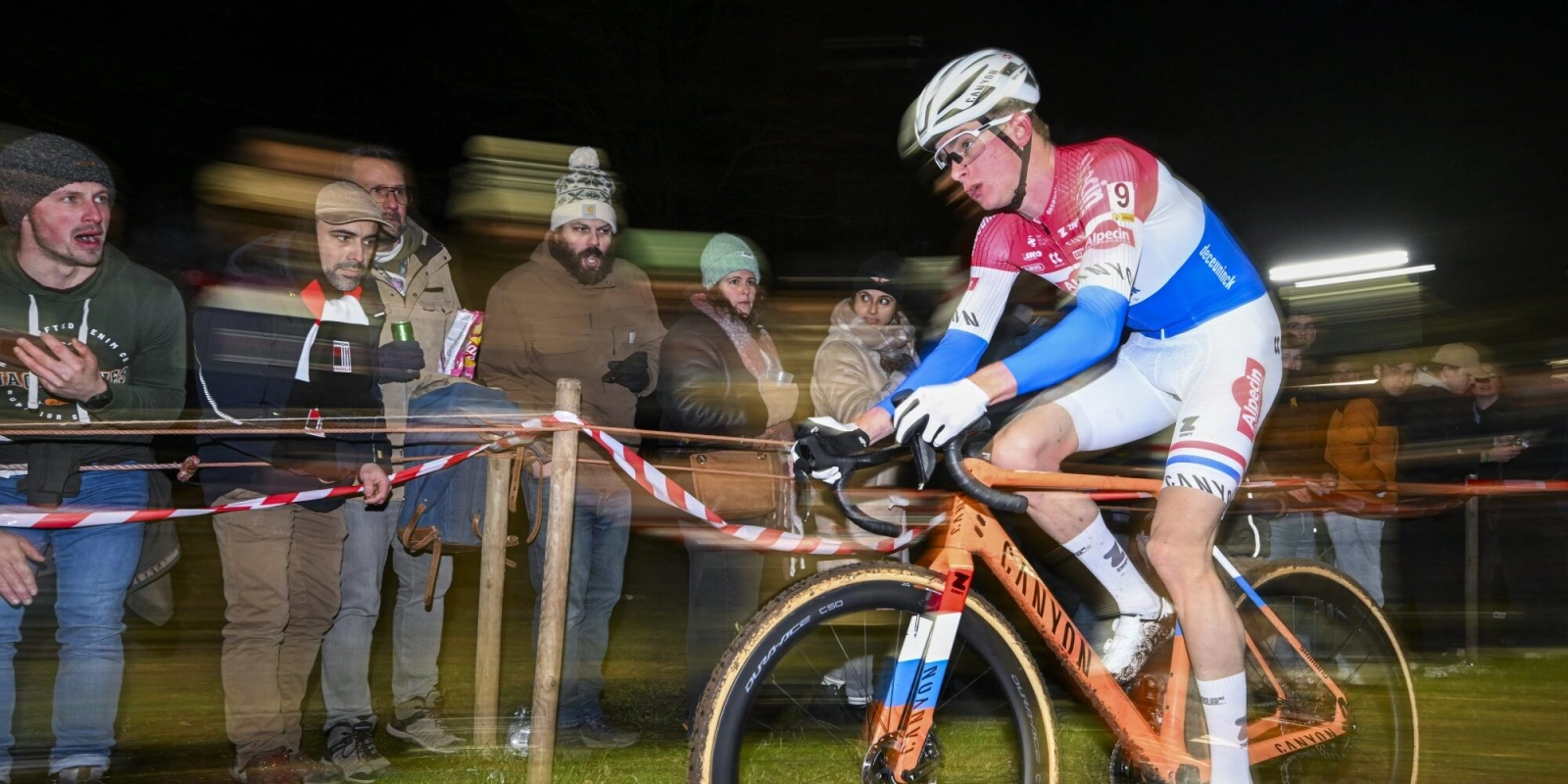 Amazing battle in the Superprestige of Diegem that ends up being won by Tibor del Grosso