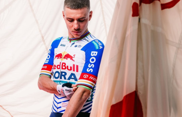 "Si tu m'aimes, nous devons courir avec Specialized" : Evenepoel inaugure son équipe en parlant de la marque qu'il utilise depuis ses débuts chez les juniors