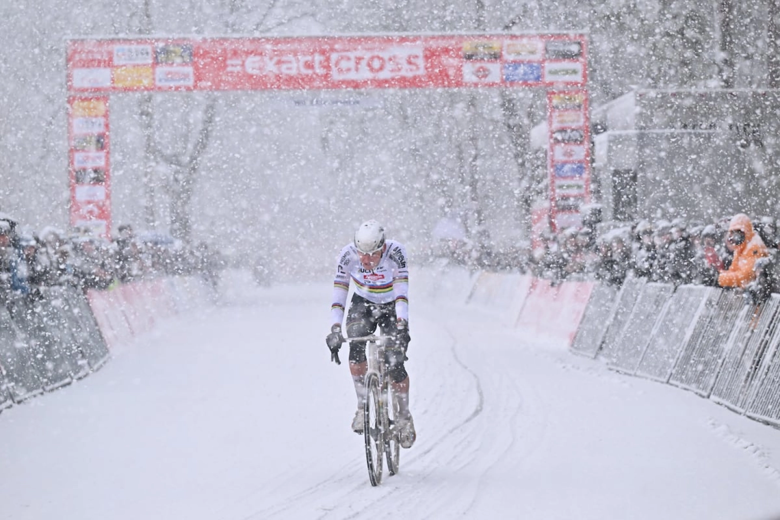 O duelo entre Van Aert e Van der Poel termina com uma dura queda do belga