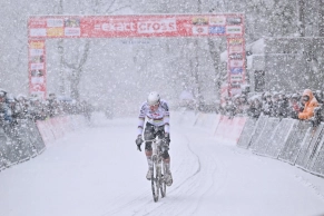The duel between Van Aert and Van der Poel ends with a hard crash for the Belgian