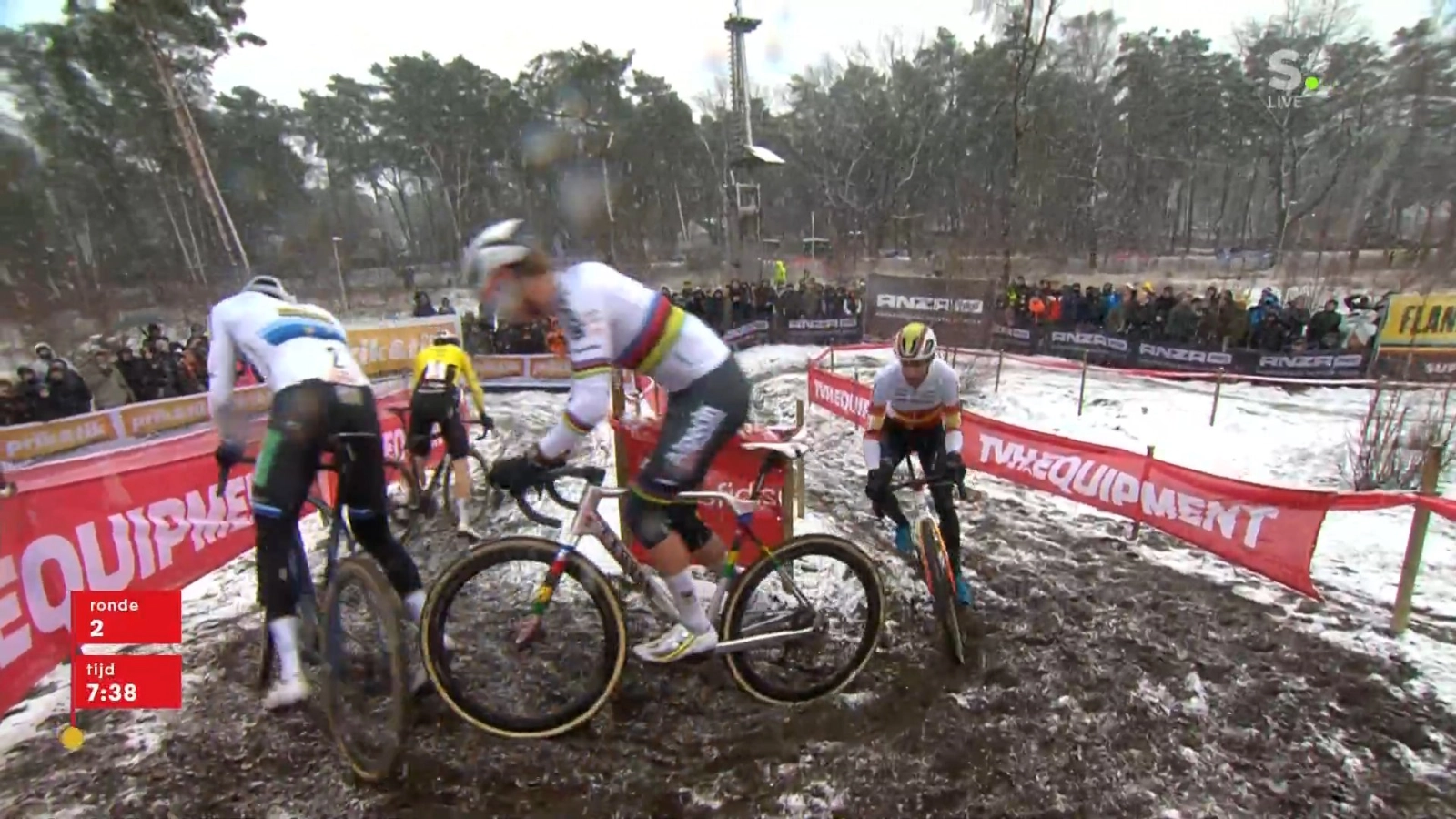 O duelo entre Van Aert e Van der Poel termina com uma dura queda do belga