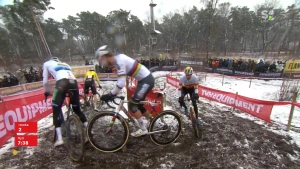 The duel between Van Aert and Van der Poel ends with a hard crash for the Belgian