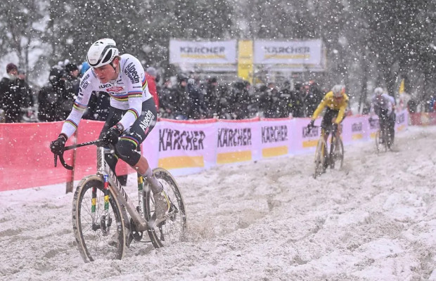 The duel between Van Aert and Van der Poel ends with a hard crash for the Belgian