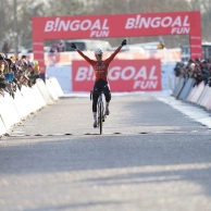 Alvarado breaks Lucinda Brand's reign in a chaotic and snowy World Cup in Zonhoven