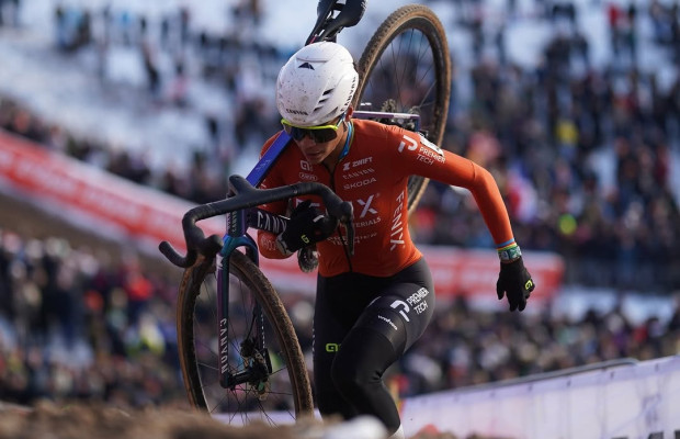 Alvarado breaks Lucinda Brand's reign in a chaotic and snowy World Cup in Zonhoven