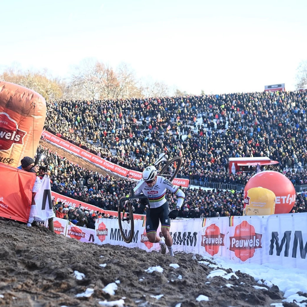 Nuevo recital de Van der Poel sobre la nieve y el barro de Zonhoven
