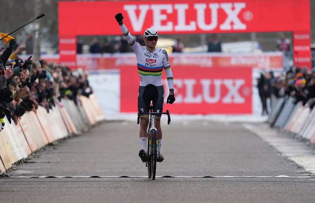 Nuevo recital de Van der Poel sobre la nieve y el barro de Zonhoven
