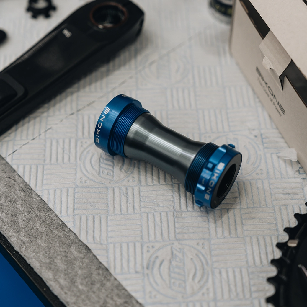 The Spanish brand Bikeone continues to reduce the weight of Pogacar: this is the new bottom bracket cups with ceramic bearings