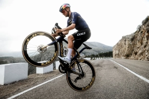 Pidcock presents the new 2026 kit of Pinarello-Q36.5