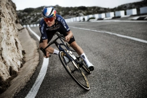 Pidcock presents the new 2026 kit of Pinarello-Q36.5