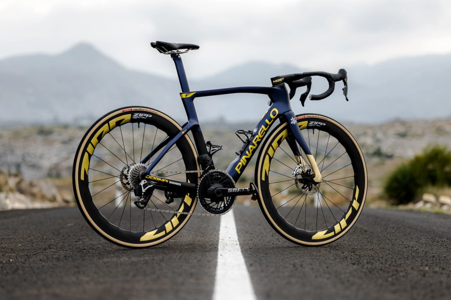 Al detalle la nueva Pinarello Dogma F de Pidcock que saldrá a la venta