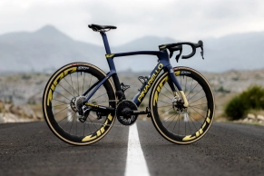 Al detalle la nueva Pinarello Dogma F de Pidcock que saldrá a la venta