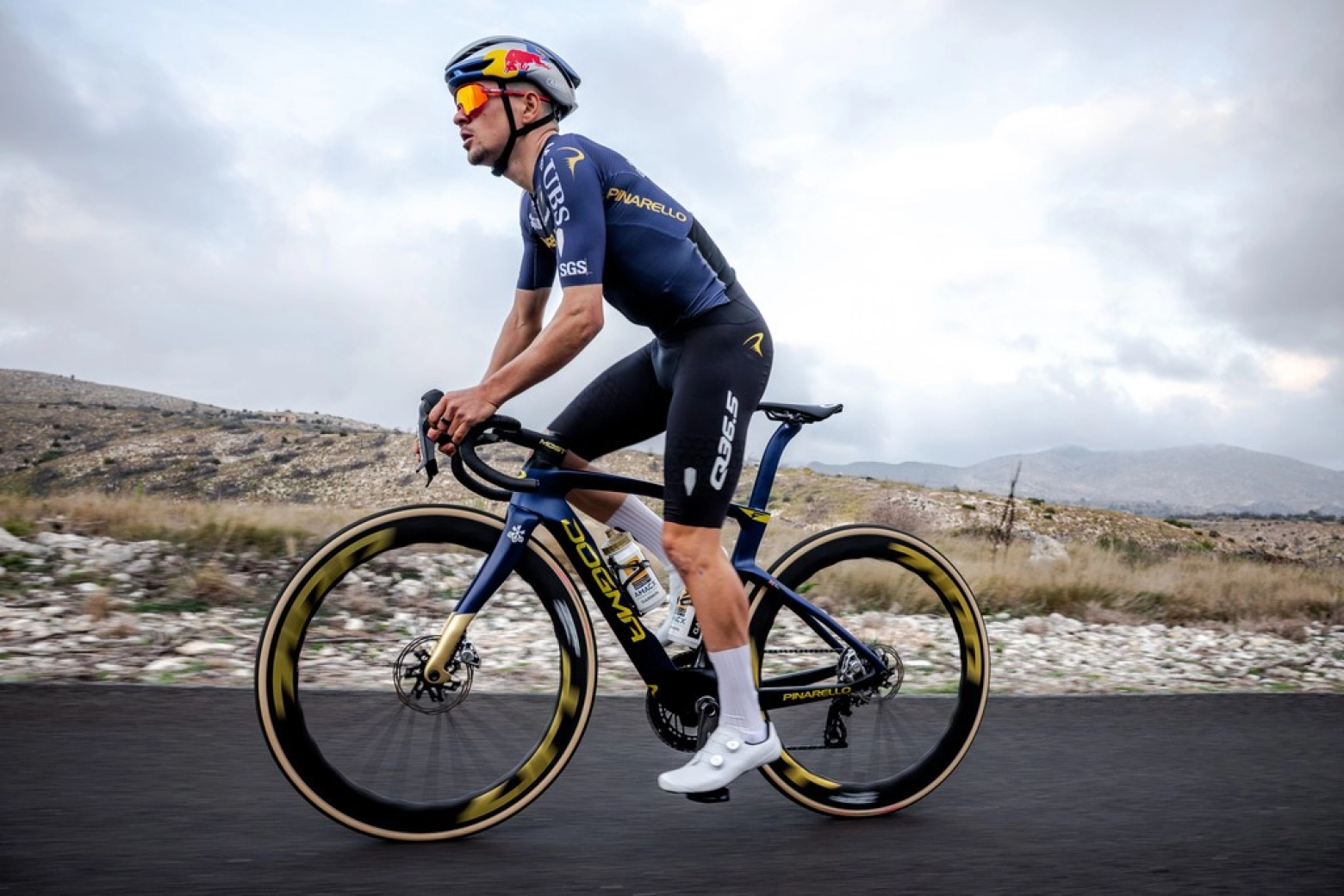 Al detalle la nueva Pinarello Dogma F de Pidcock que saldrá a la venta