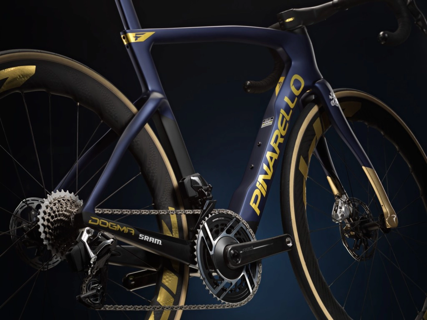 Al detalle la nueva Pinarello Dogma F de Pidcock que saldrá a la venta