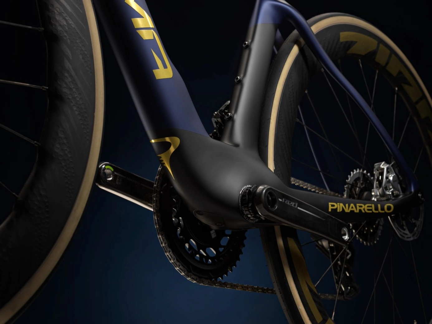 Al detalle la nueva Pinarello Dogma F de Pidcock que saldrá a la venta