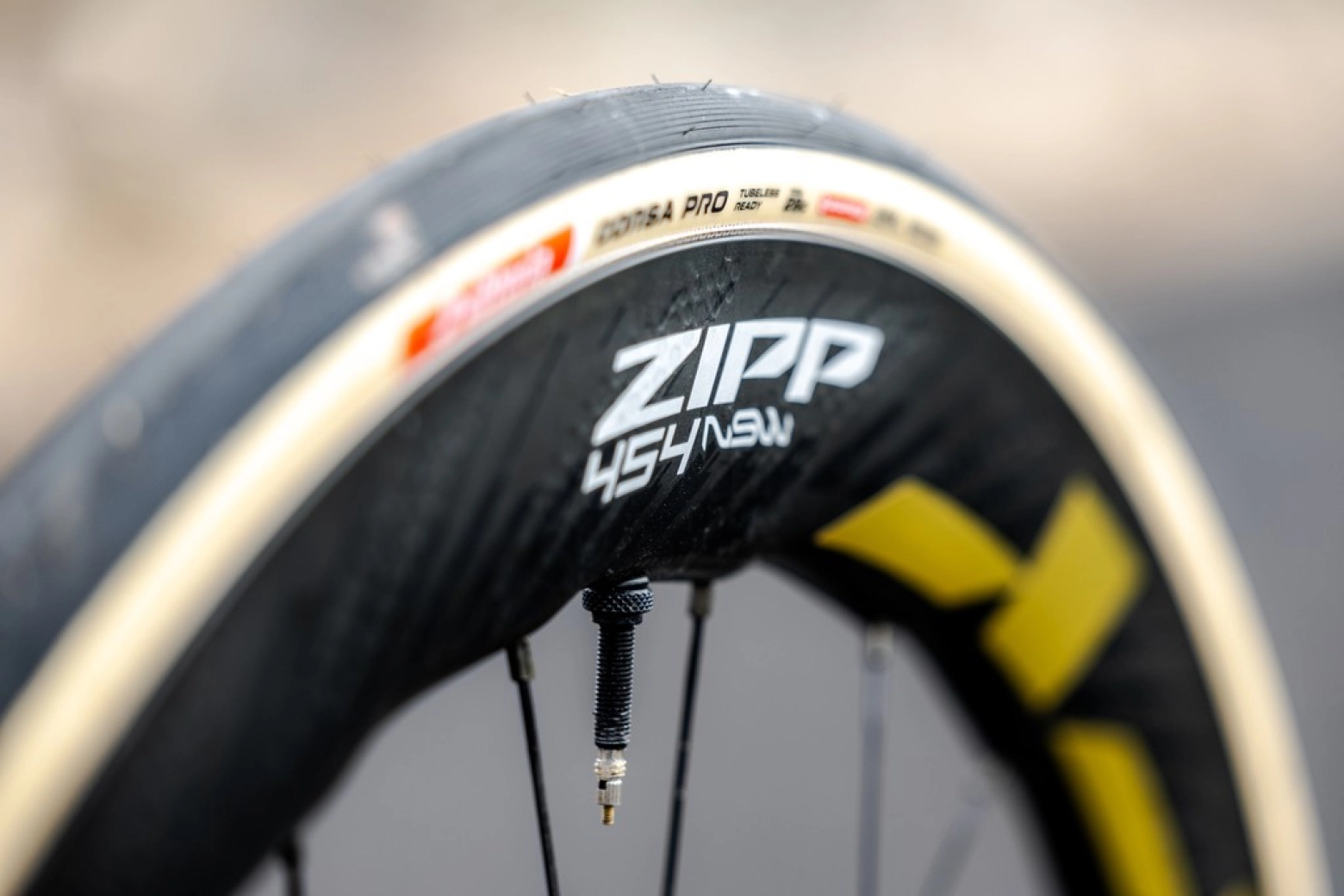 Al detalle la nueva Pinarello Dogma F de Pidcock que saldrá a la venta