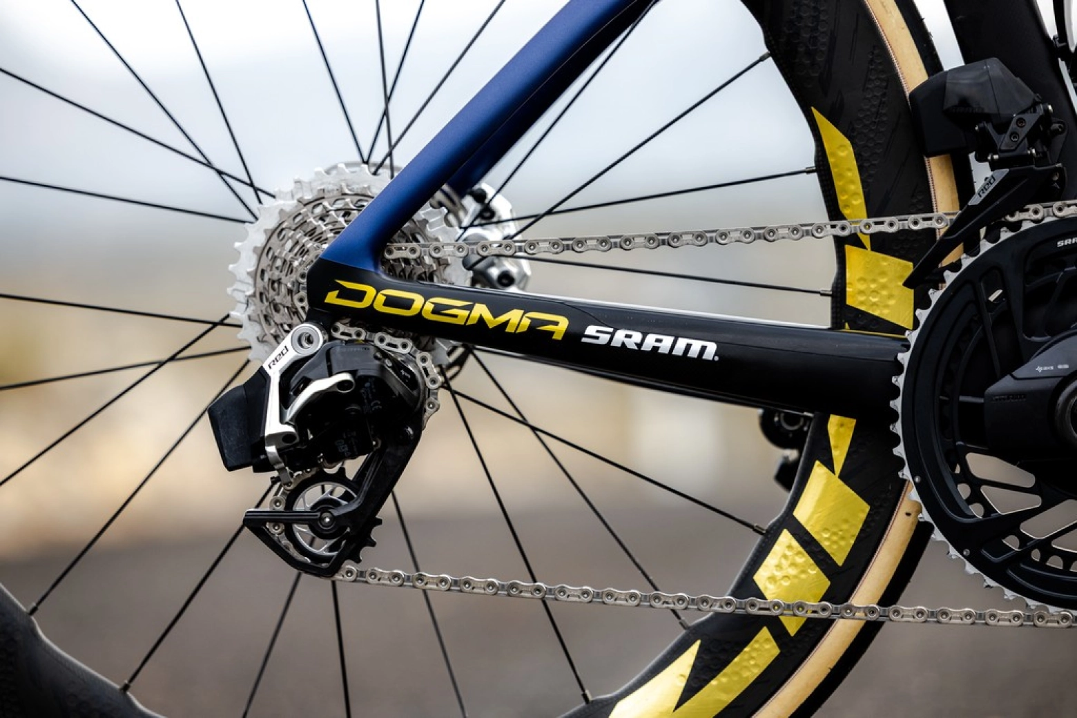 Al detalle la nueva Pinarello Dogma F de Pidcock que saldrá a la venta