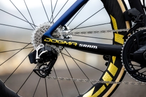 Al detalle la nueva Pinarello Dogma F de Pidcock que saldrá a la venta