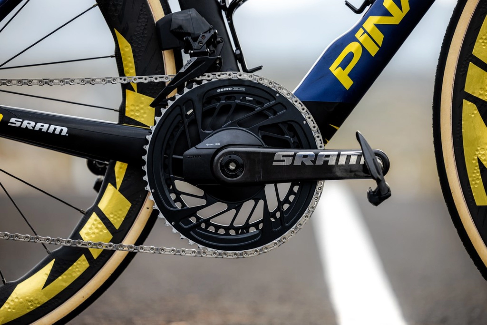 Al detalle la nueva Pinarello Dogma F de Pidcock que saldrá a la venta