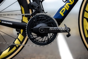 Al detalle la nueva Pinarello Dogma F de Pidcock que saldrá a la venta