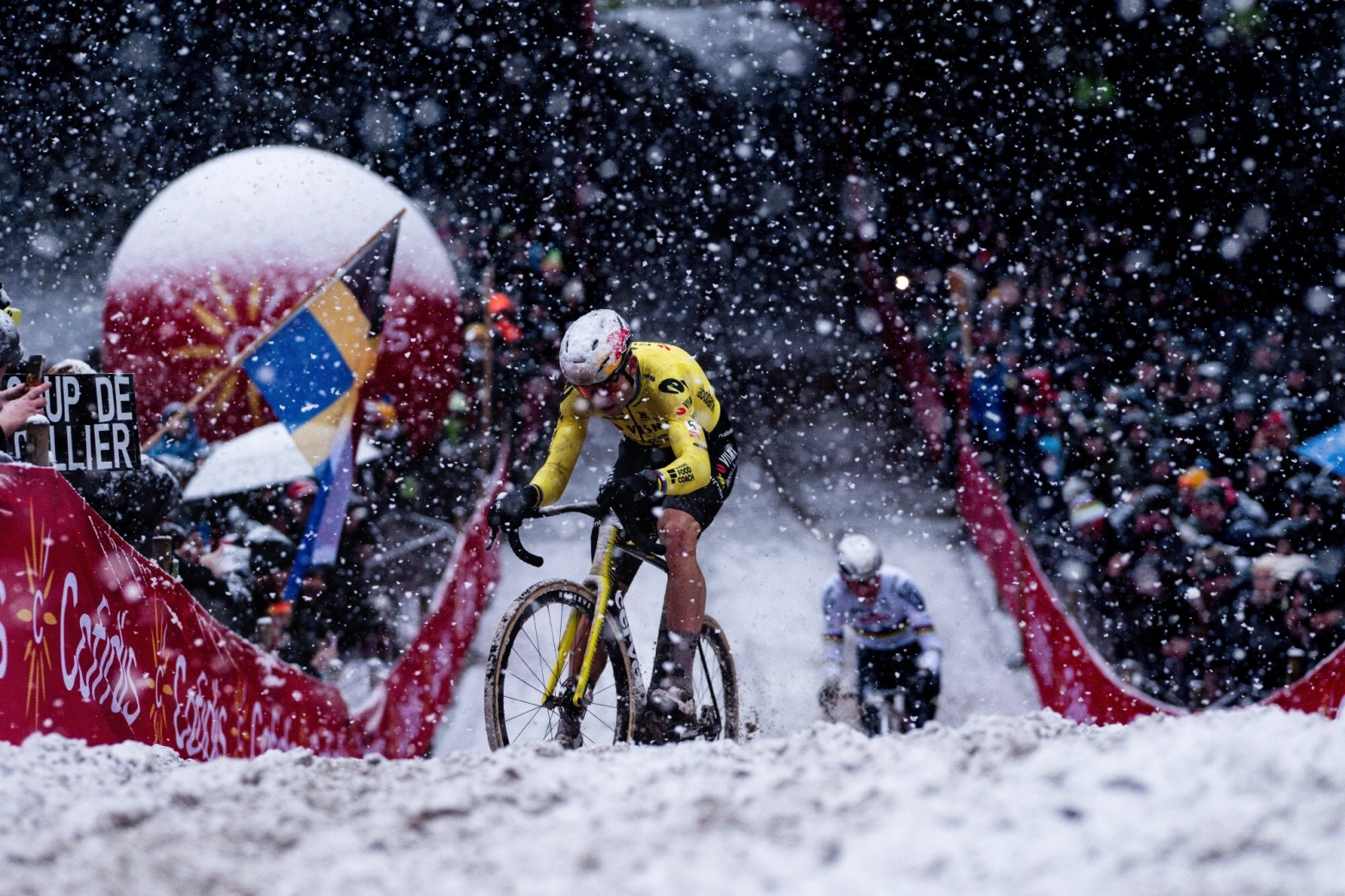 Wout van Aert ya está sobre la bici tras su accidente en el ciclocross de Mol