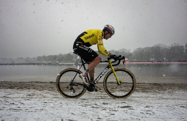 Wout van Aert já está sobre a bicicleta após seu acidente no ciclocross de Mol