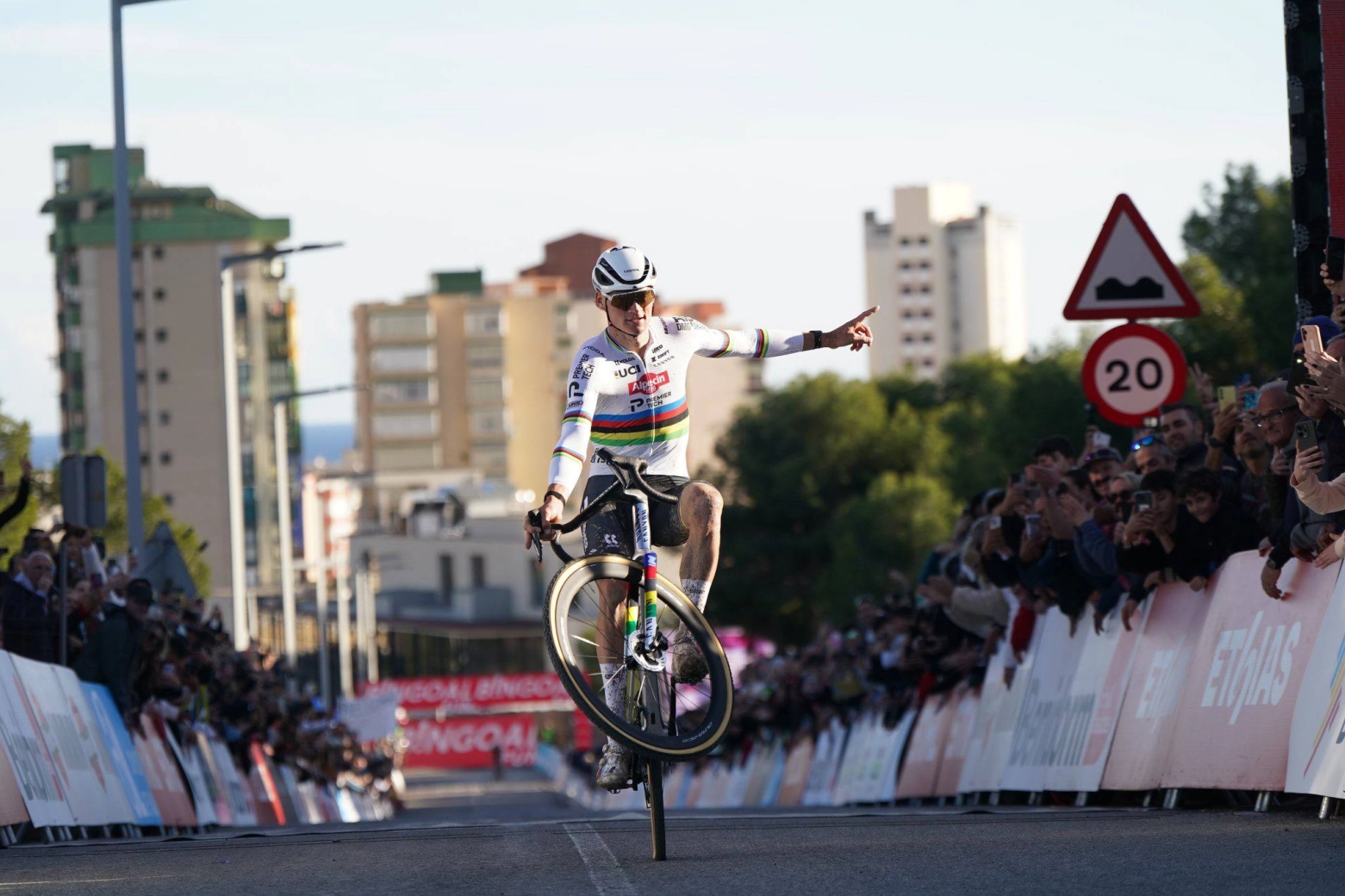Felipe Orts unleashes madness in Benidorm: victory for Van der Poel and a podium finish for the Spaniard