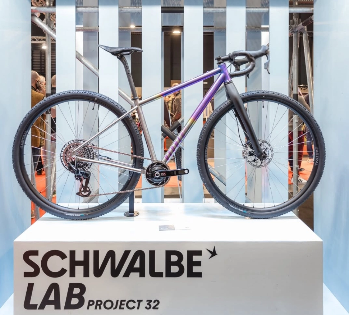 Schwalbe bets on 32" wheels and presents a gravel bike of this size